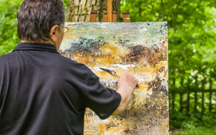 Ein Maler beim Malen auf Leinwand