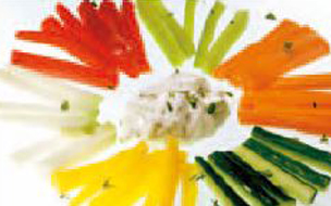 Gemüsesticks, sternenförmig aneinander gelegt, in der Mitte ein Quark-Dip