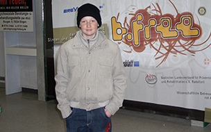 Junge mit Mütze vor b.free - Plakat