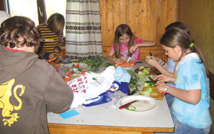 Schüler beim Gemüseschneiden