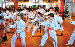 Kinder beim Kampfsport in Karateanzügen
