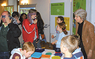 Kinder und Erwachsene an einer Ausstellung