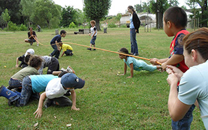 Kinder beim Spielen auf einem Rasen