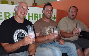 Drei Männer mit gefüllten Gläsern