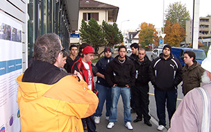 Eine Gruppe junger Männer auf de Strasse zusammenstehend