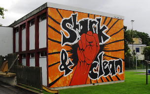 Graffiti "Stark & clean" auf einer Hauswand
