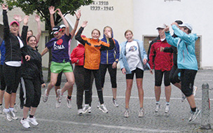 Eine Gruppe jubelnder Frauen in Sportkleidung