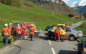 Schwerer Unfall auf einer Bergstrasse,die Rettungsdienste sind im Einsatz.