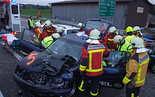 Schwerer Autounfall,Rettungskräfte bergen die Passagiere des Fahrzeugs.