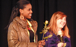 Zwei junge Frauen mit einer Rose in der Hand