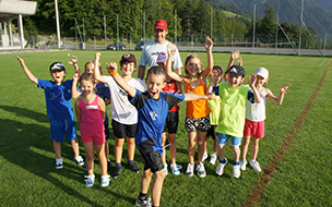 Gruppe von Kindern in Sportkleidung auf dem Sportplatz
