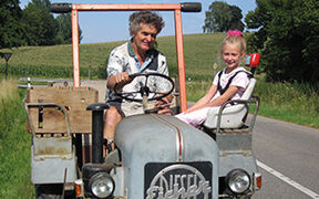 Mann und Kind auf einem Traktor