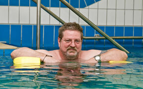 Mann im Schwimmbad bei Wassergymnastik