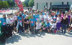 Eine Gruppe von Frauen am Ziel eines Laufwettbewerbs