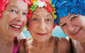Drei ältere Damen mit Badehaube